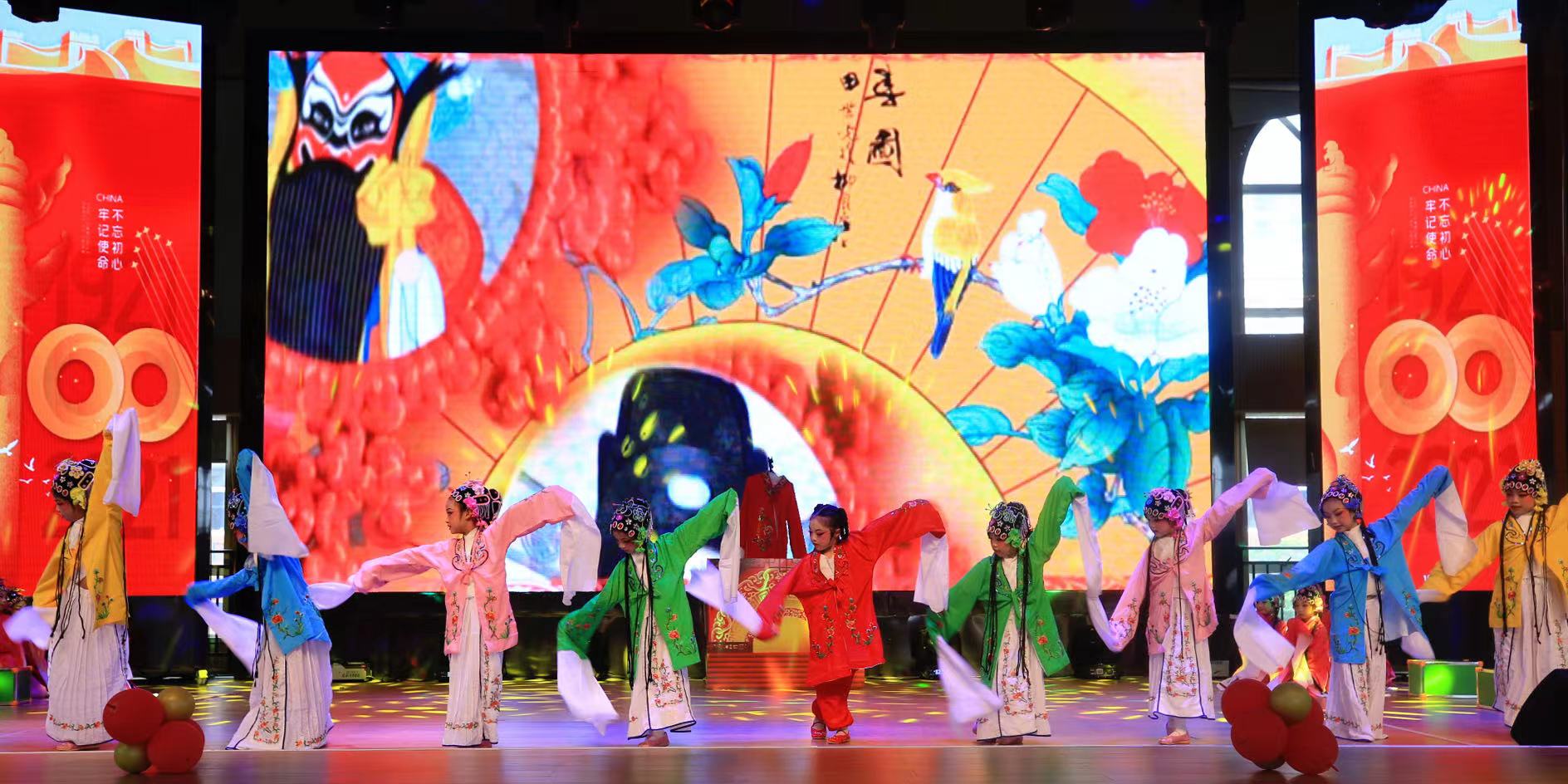 “双减”之下，孩子们的生活丰富多彩。图为湖南一师斑马湖小学的孩子们在表演戏剧。学校 供图