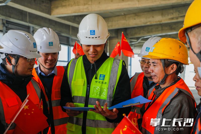 12月2日，中建三局“小板凳”宣讲队走进长沙三湘汇项目，和项目建设者一起学习湖南省第十二次党代会精神。长沙晚报 全媒体记者 陈焕明 通讯员 胡大伟 雷笑 摄影报道