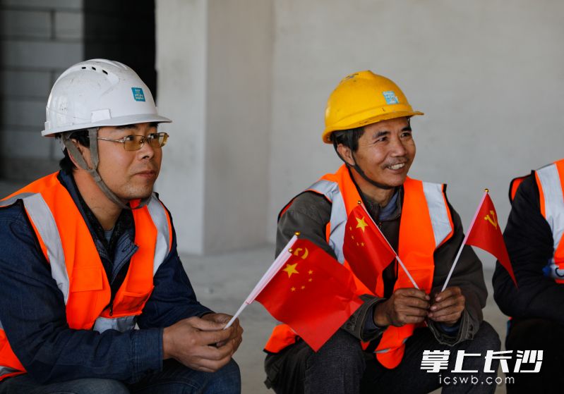 项目建设者正在认真聆听。