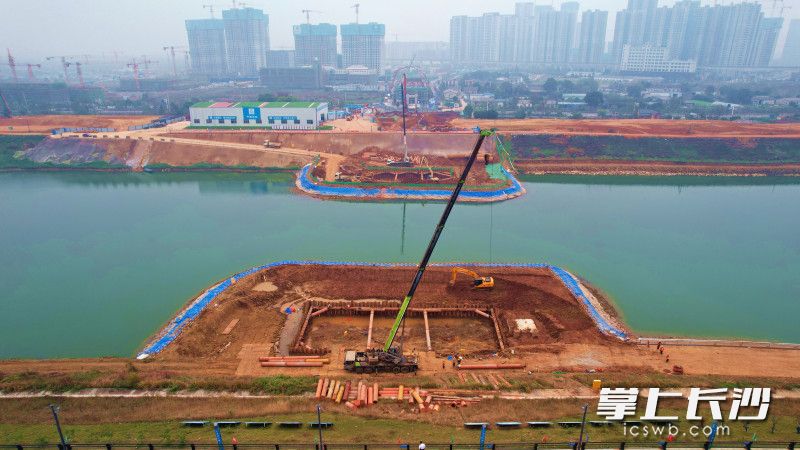 目前主桥围堰和桩基施工已全部完成，正在进行基坑开挖，预计春节前完成桥梁下部结构施工。