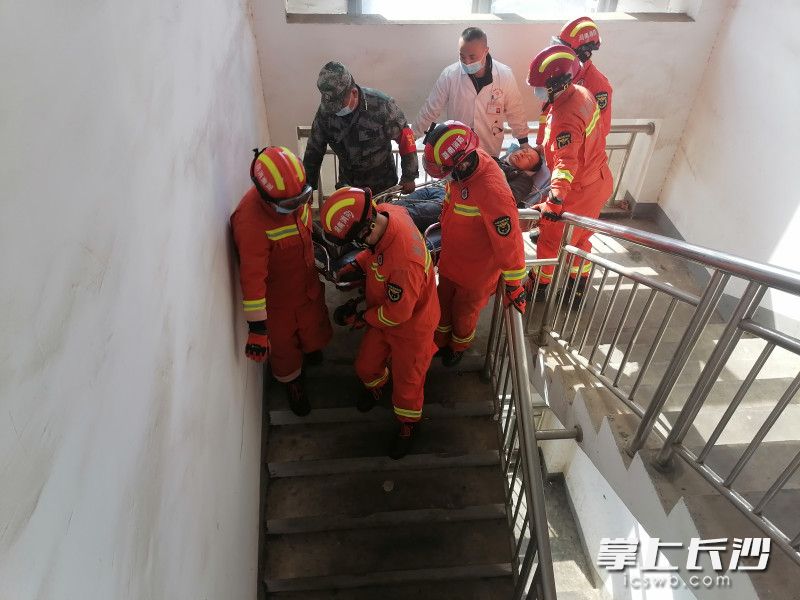 现场，消防员对被困人员实施救援。均为长沙晚报通讯员 胡宇波 供图