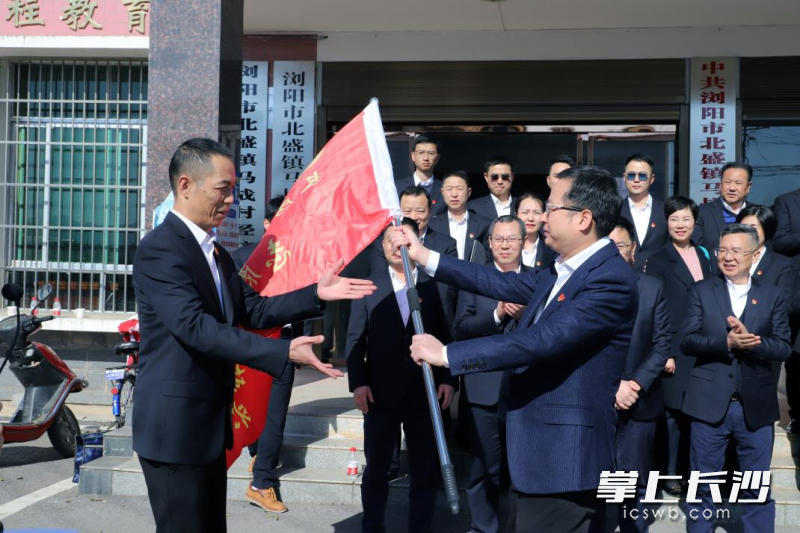 2日，长房集团成立乡村振兴志愿服务队，并举行授旗仪式。