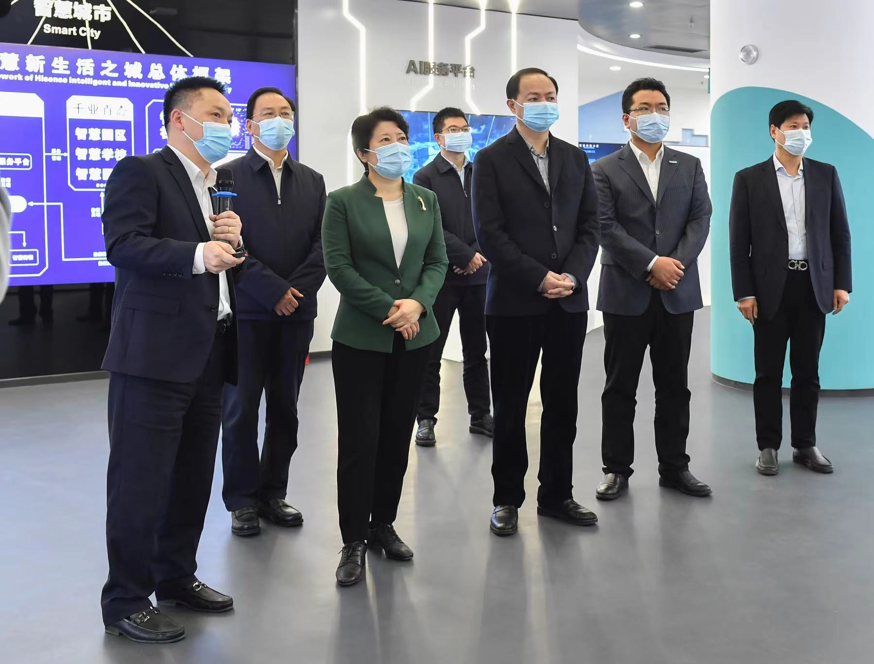 今天下午，省委常委、市委书记吴桂英在湖南湘江新区宣讲党的十九届六中全会和省第十二次党代会精神，调研产业经济发展情况。长沙晚报全媒体记者 余劭劼 摄