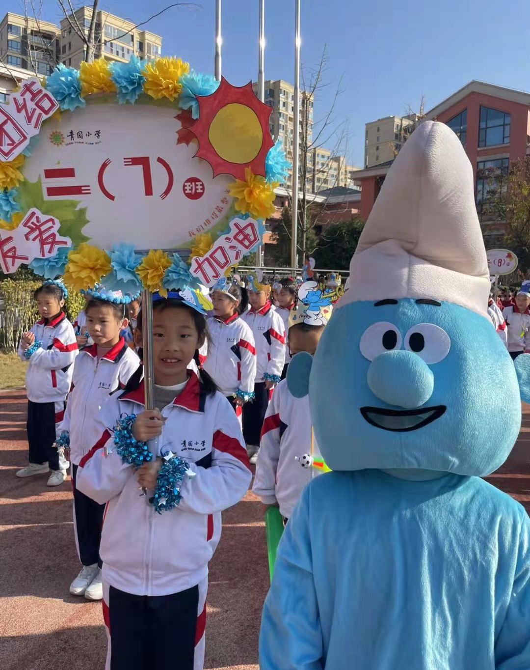 开幕式上，同学们“花样”入场。均为长沙晚报通讯员 吴翔 摄 
