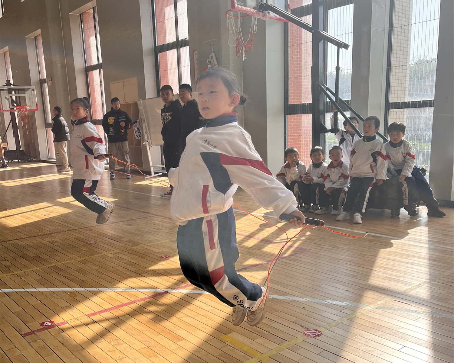 赛场上，孩子们奋力拼搏。