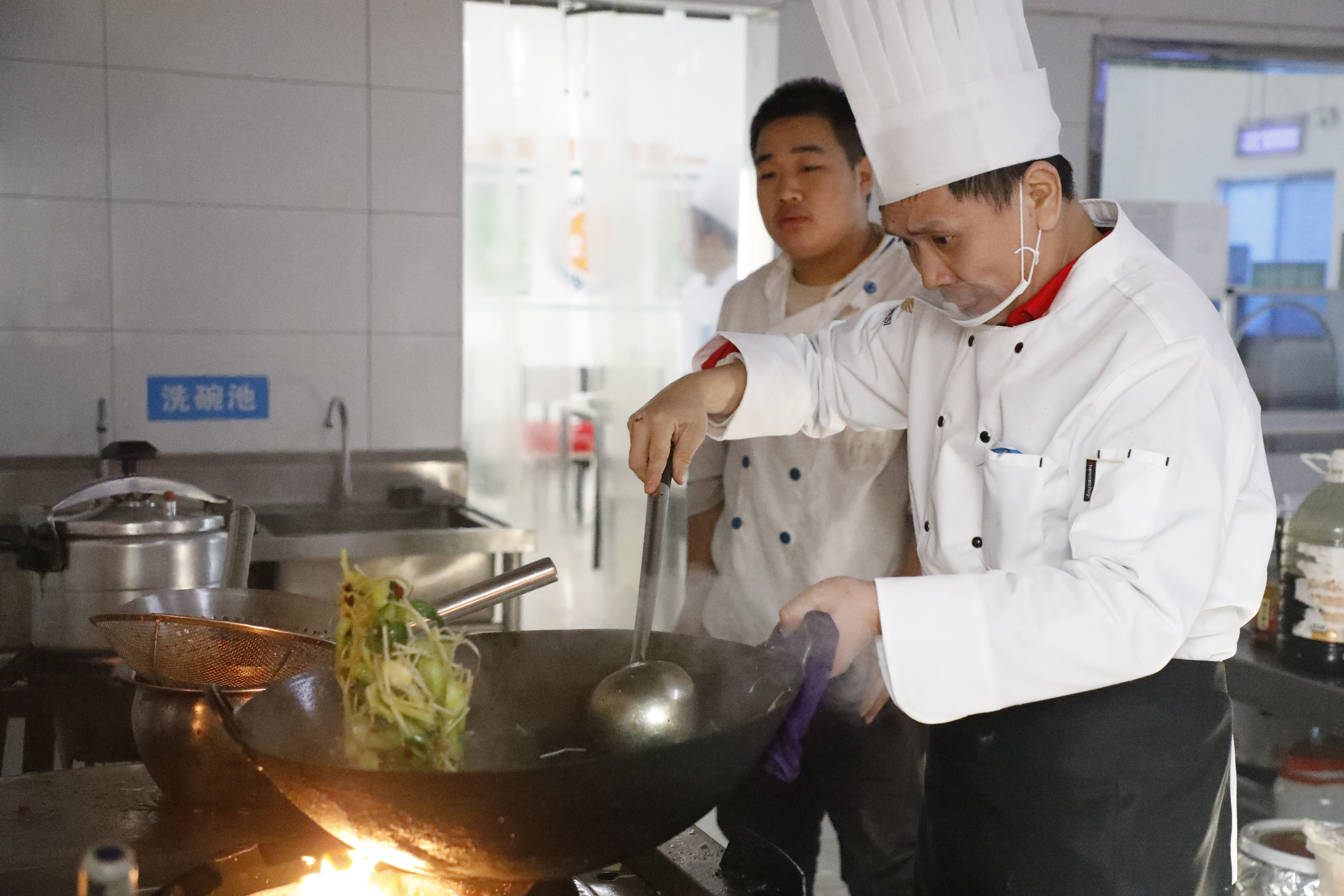 选手正在进行烹饪比拼。 选手正在进行烹饪比拼。