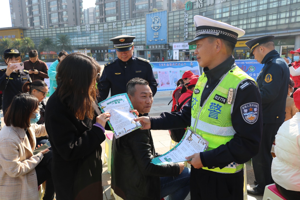 天心交警向市民发放交通安全知识宣传单。均为长沙晚报通讯员 向军 供图