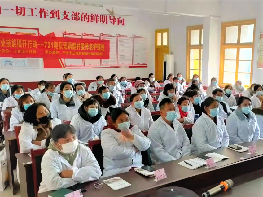 宁乡市灰汤镇在洞庭村开展养老护理班培训，为村民群众拓宽就业渠道。长沙晚报全媒体记者 张禹 通讯员 张伟杰 摄影报道