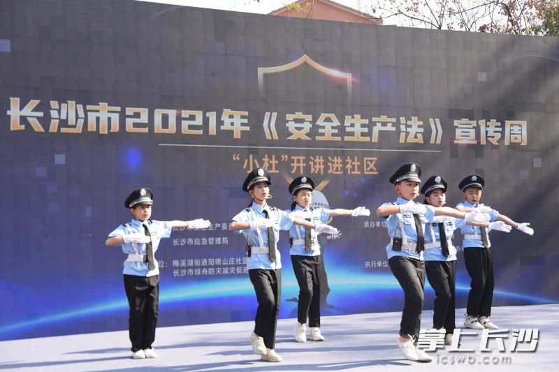 小学生用小小交警手势操为大家普及交通安全知识。