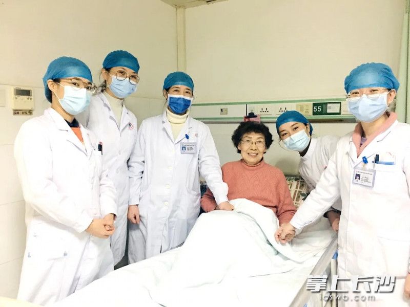住院期间，周国英老人和长沙市中医医院（长沙市第八医院）消化内科医护人员合影。  医院供图