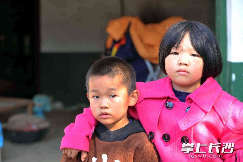 姐弟俩的最大心愿就是想有爸爸妈妈的陪伴。均为长沙晚报全媒体记者 贺文兵 摄