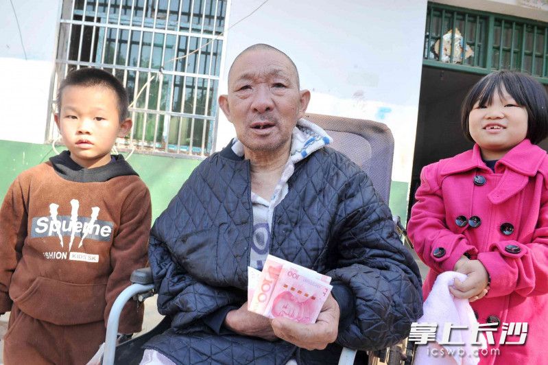 爱心人士的到来，让祖孙三人心里暖暖的。
