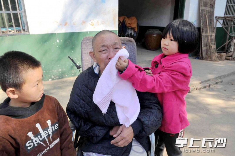 小忠燕为爷爷擦拭口水。