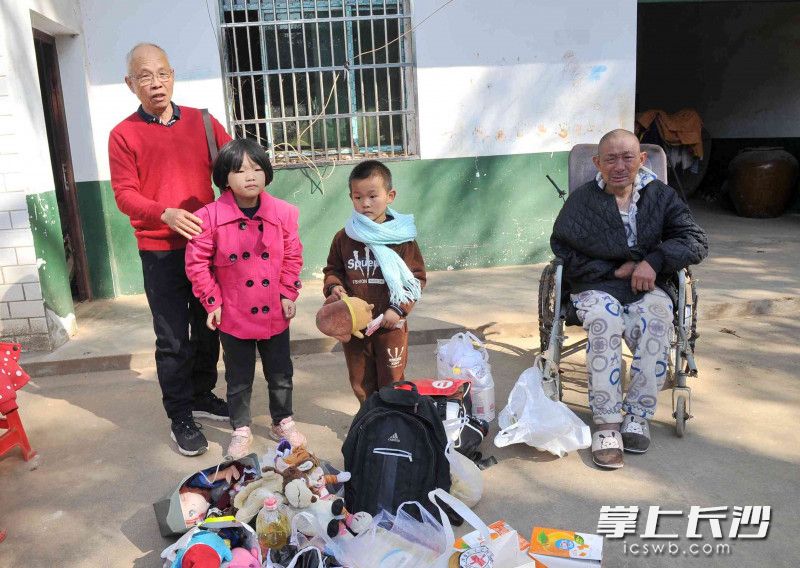 长沙爱心人士给小姐弟送来了冬衣、文具等。