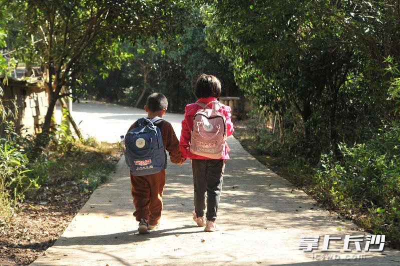 吃完中饭，姐姐马上收拾好碗筷，然后牵着弟弟一起去学校。