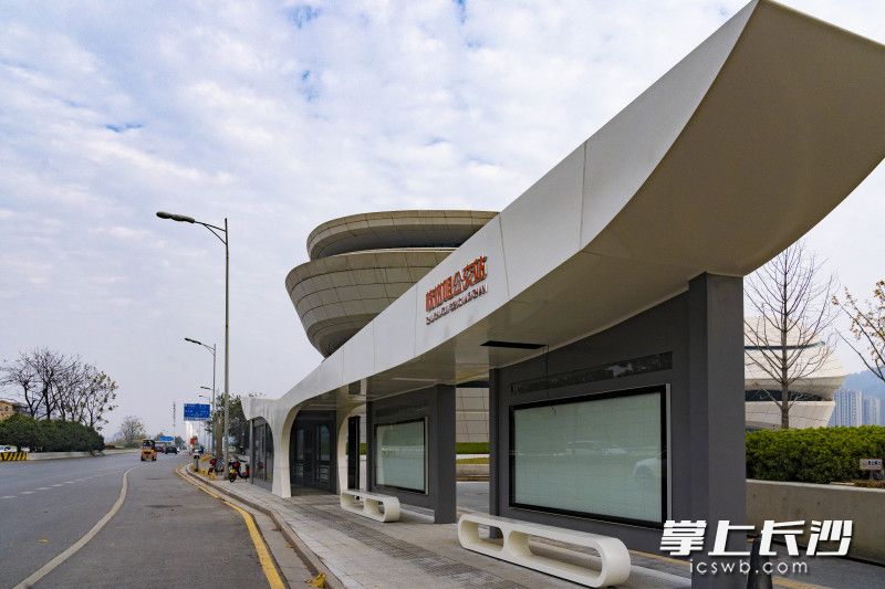 株树咀站造型采用流线型设计，颇具特色。 长沙晚报全媒体记者 陈焕明 通讯员 沈阔 摄影报道 