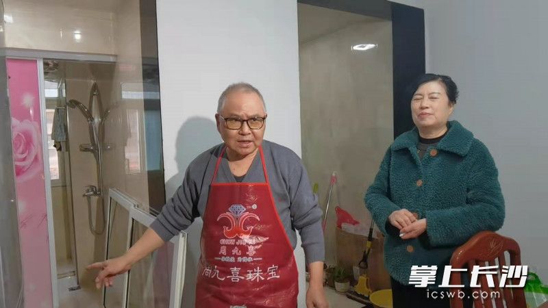 张玉华两口子正在介绍情况。