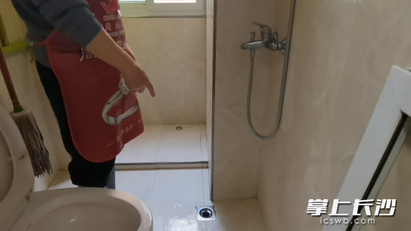 就是这个地漏，以前经常突突突地涌污水上来。