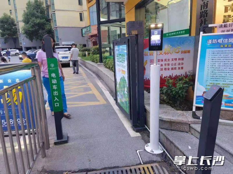 老旧小区改造后，赤岭路一小区增加智慧门禁设施。
