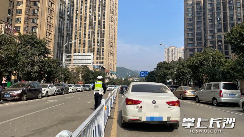 交警正对龙迴塘路上的违停车辆进行劝离。 长沙晚报全媒体记者 张洋子 摄