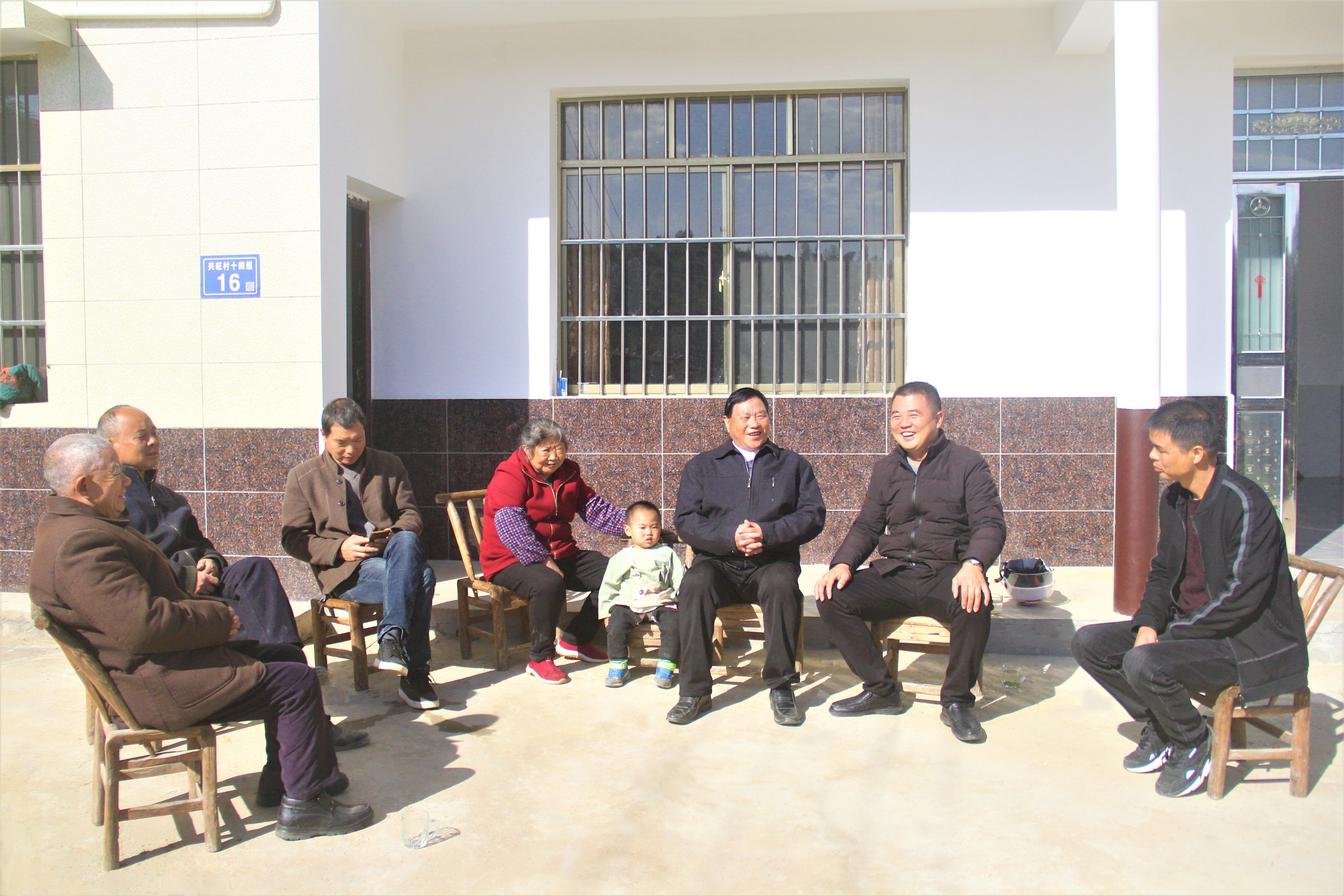 兴旺村的村级公路修好了，取个啥名字成了屋场会热议的话题，村民们就新路名发起海选，大伙兴高采烈纷纷出谋划策。长沙晚报全媒体记者 张禹 摄