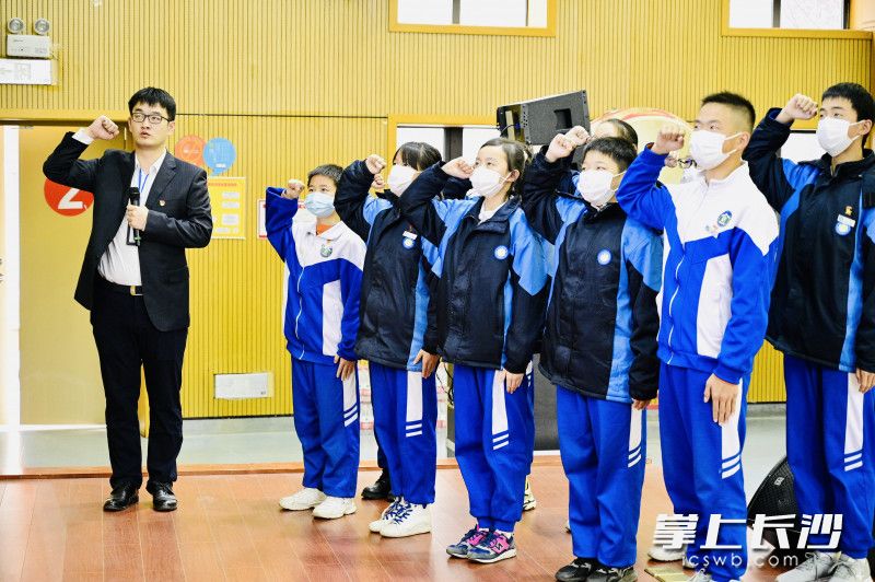 师生们集体宣誓，让烟草和电子烟危害远离校园。   长沙晚报全媒体记者 李卓 摄