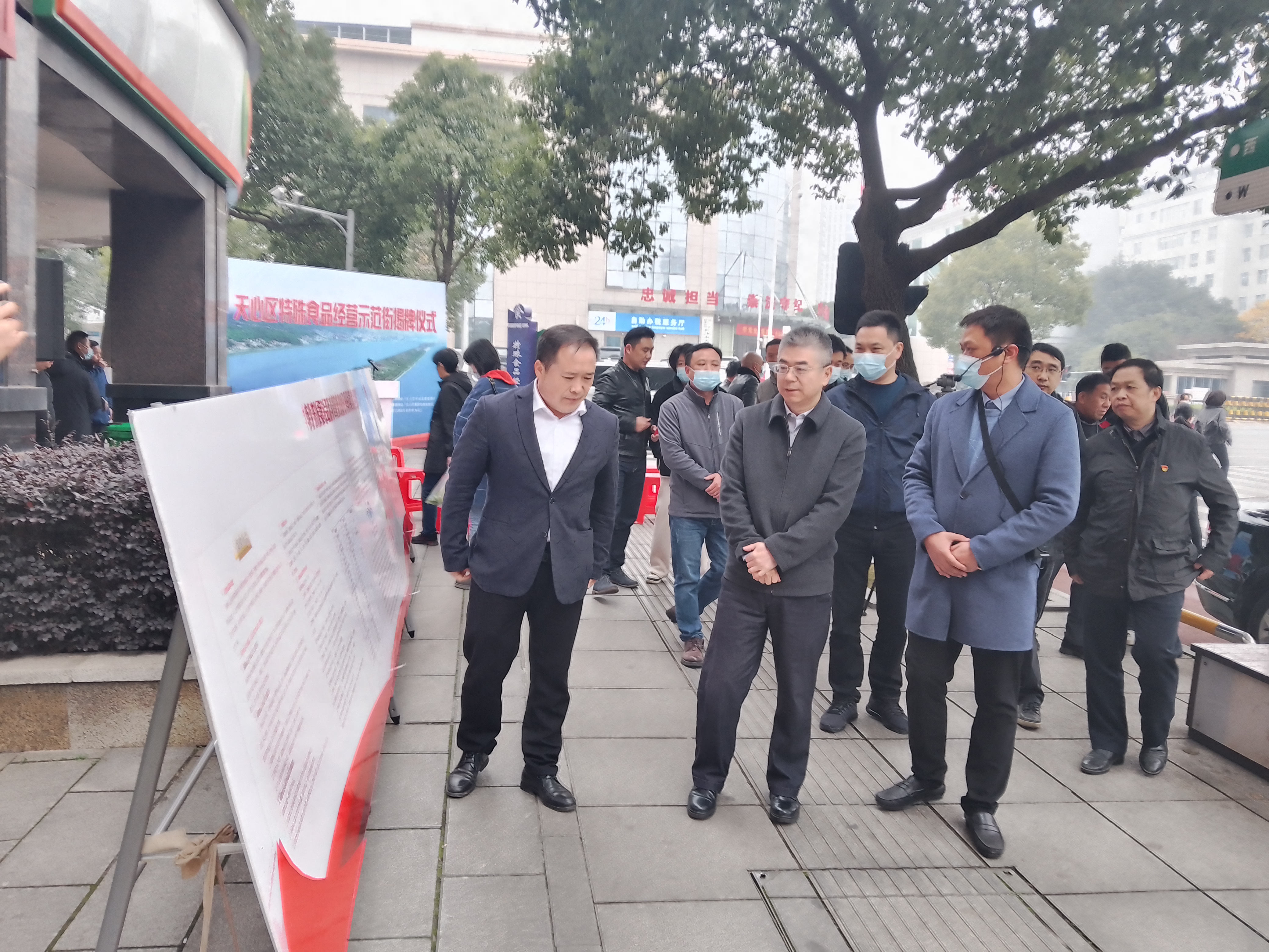 天心区特殊食品经营示范街放置了食品安全知识宣传展板。长沙晚报全媒体记者 王斌 摄
