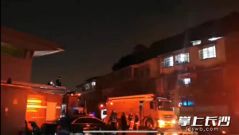 消防车正在现场扑灭火苗。照片由学校提供