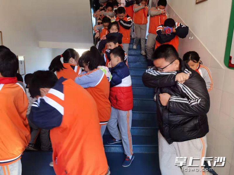 石佳冲小学平时消防演练资料图。