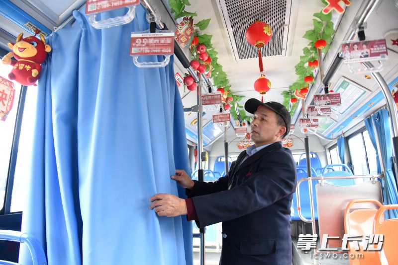 刘德凡将滑轨和帘子装好，一个爱心哺乳座就这样“诞生”了。均为长沙晚报全媒体记者 刘琦 摄