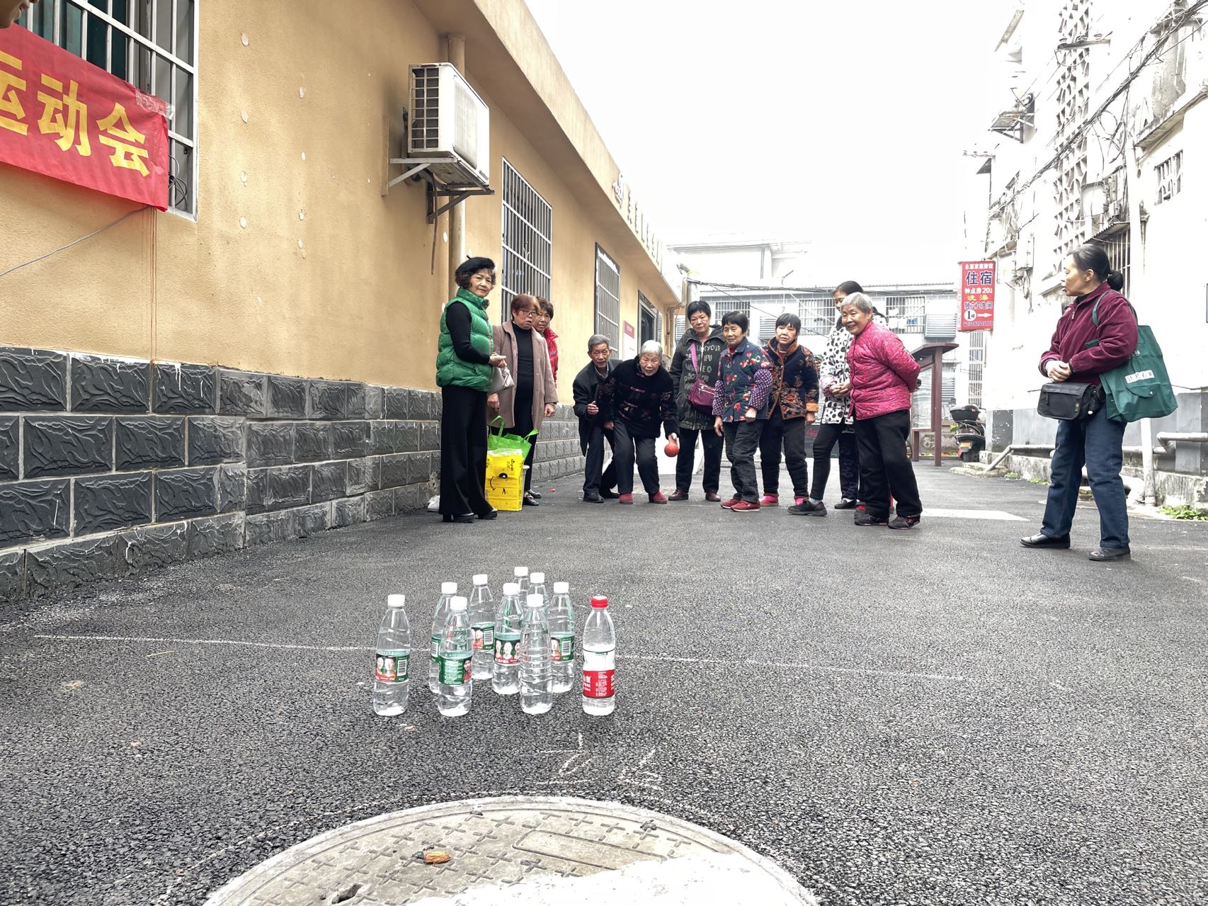 老人正在玩保龄球游戏。