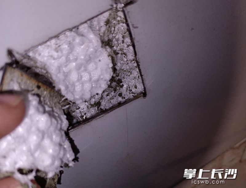 消防监督员发现该企业采用易燃可燃泡沫彩钢板搭建钣金干磨房。均为长沙晚报通讯员 冯运文 供图