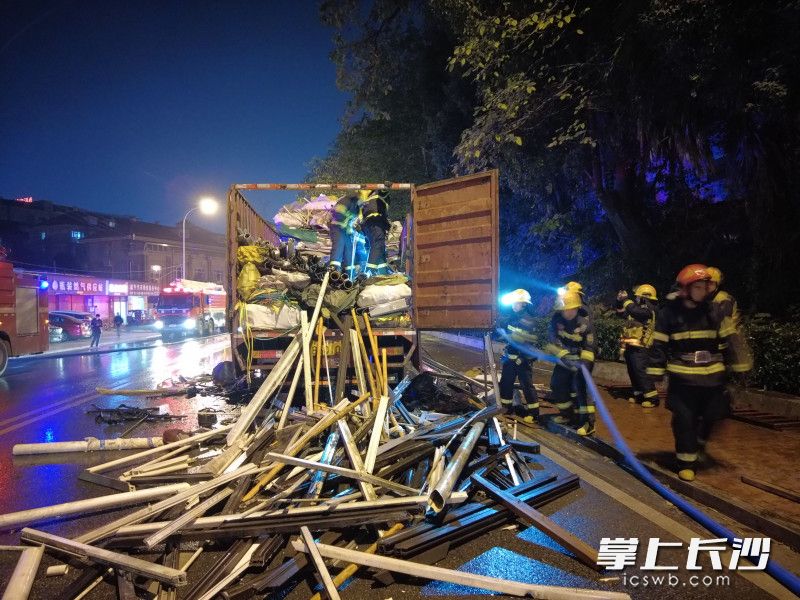 消防员现场灭火。均为长沙晚报通讯员 张佳欣 供图