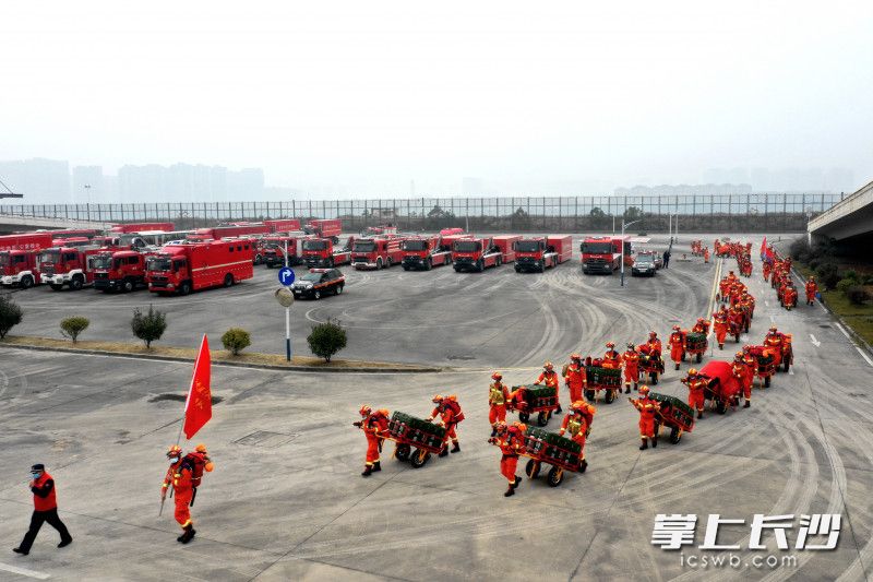 长沙“火焰蓝”集结出动，到达“地震”救援现场。均为长沙晚报通讯员 唐雄杰 供图