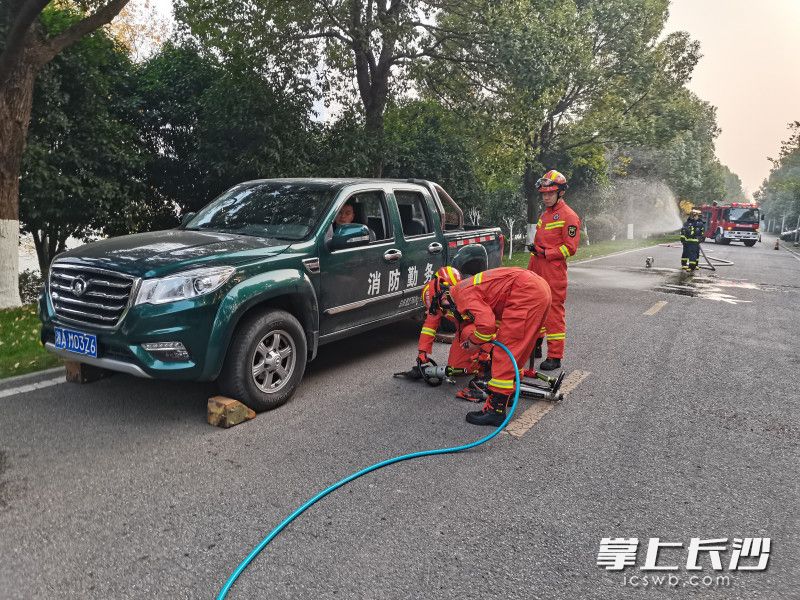 演练现场，消防指战员营救“被困者”。均为长沙晚报通讯员 朱江 供图