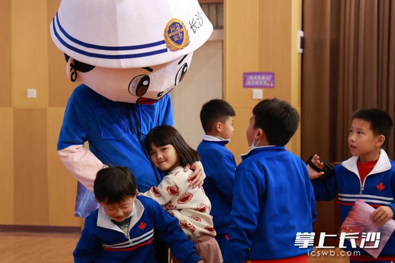 活动现场，“小杜”与同学们热情互动。均为长沙晚报通讯员 李逢源 供图