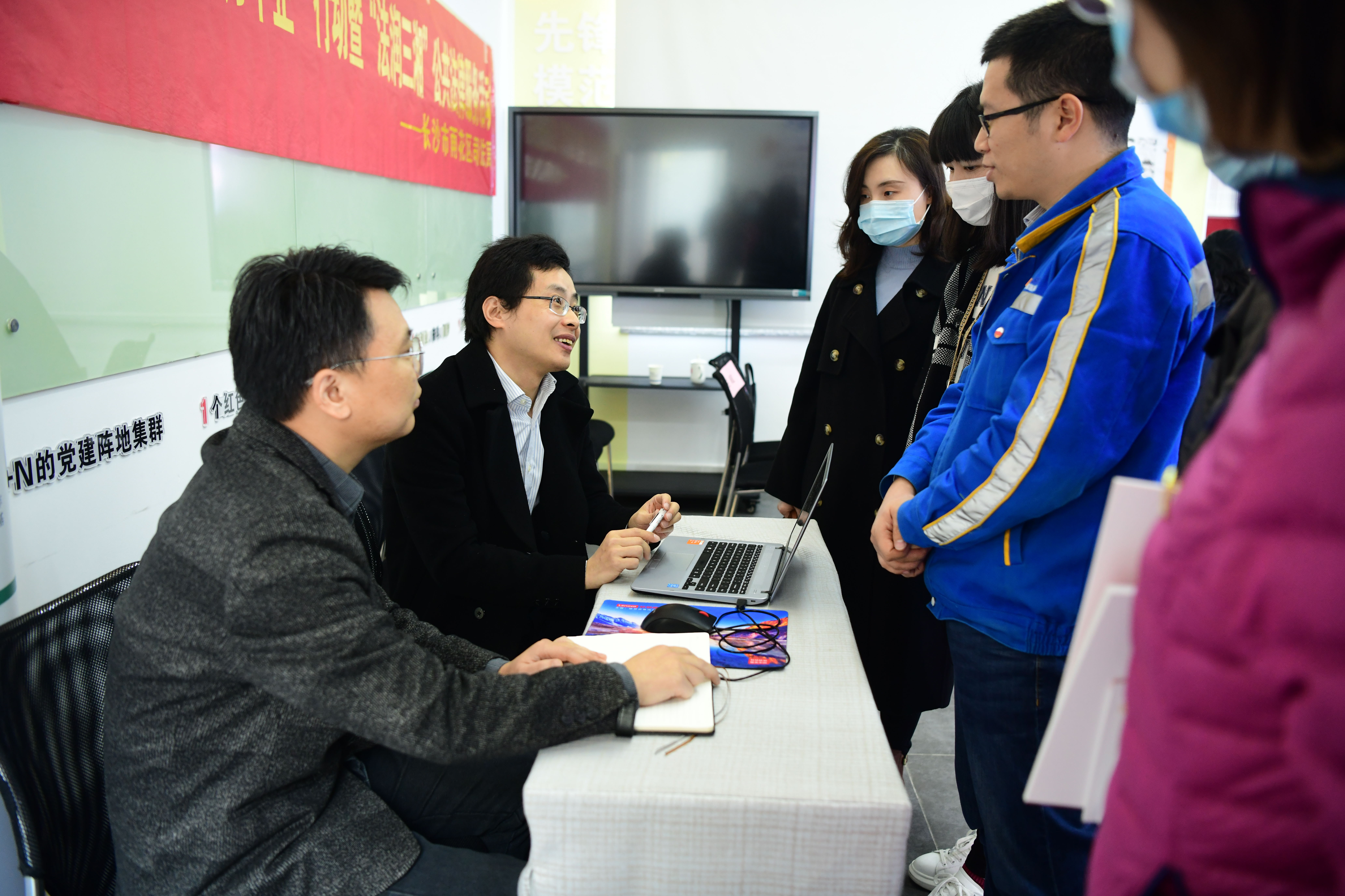 雨花区委两新工委将“服务集市”送到企业身边。 长沙晚报通讯员 王海燕 摄