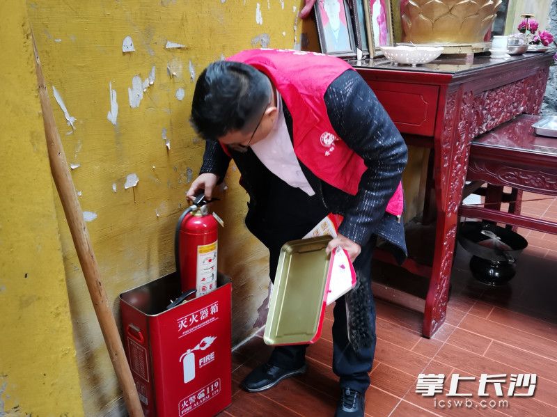 消防志愿者向群众发放宣传资料，并检查灭火设施。长沙晚报通讯员 熊方圆 供图