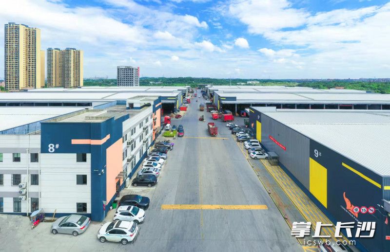作为长沙市东部物流园核心,晟象智慧物流园平均每天有来自全国26个省份的400余台物流车。 长沙晚报通讯员 章帝 摄 作为长沙市东部物流园核心,晟象智慧物流园平均每天有来自全国26个省份的400余台物流车。 长沙晚报通讯员 章帝 摄