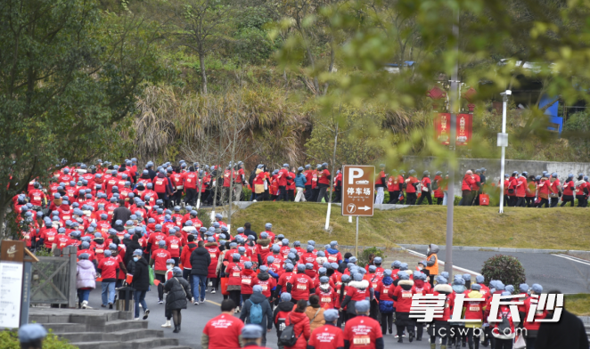 选手重走红军路。均为主办方提供 选手重走红军路。均为主办方提供
