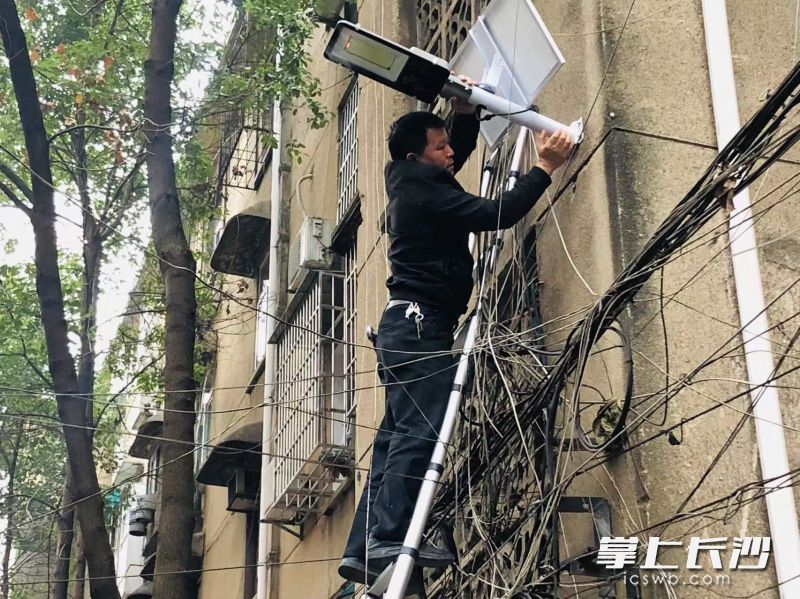 工作人员正在安装路灯。