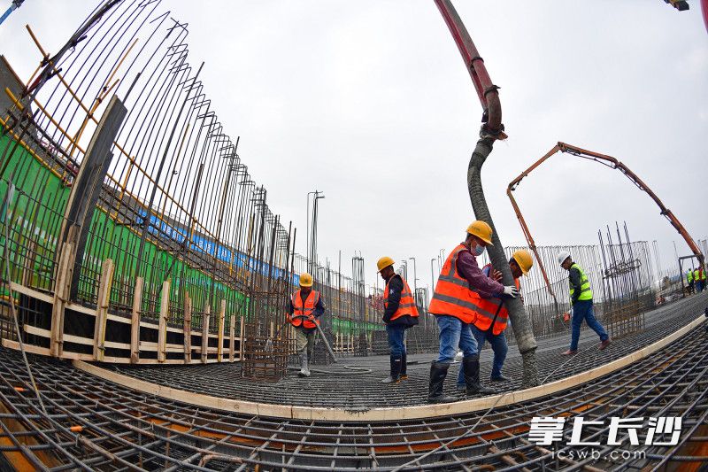 今年长沙扶持建筑企业做强做大，积极提升企业竞争力，拓展建筑市场。图为长沙机场改扩建工程综合交通枢纽工程项目建设现场。  长沙晚报全媒体记者 王志伟 摄