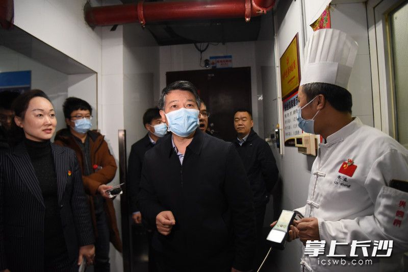 12月14日，省应急管理厅党委委员、副厅长喻树长（前排中）在长沙督查安全生产工作。长沙晚报全媒体记者 刘琦 摄