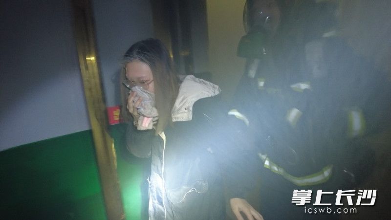 火灾发生后，消防员引导住户逃生。