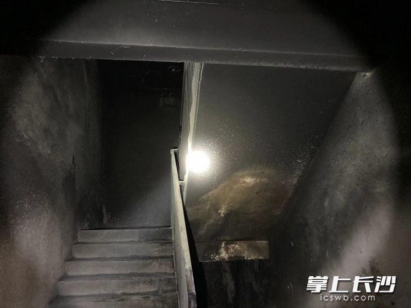 事发楼梯间被烟熏黑。均为长沙晚报通讯员 张佳欣 供图