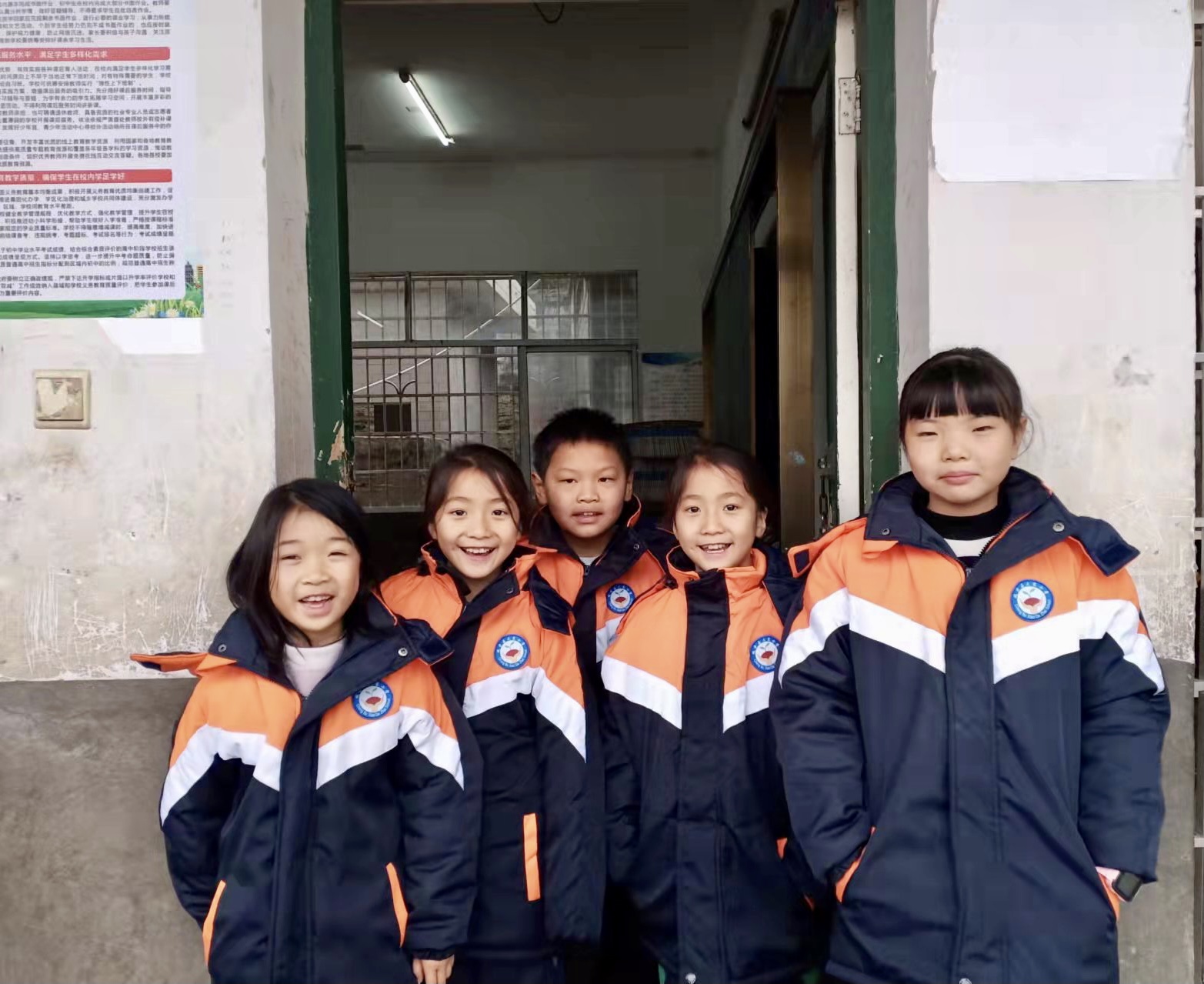 孩子们迫不及待地穿上暖和漂亮的新校服。通讯员 苏婷 摄  