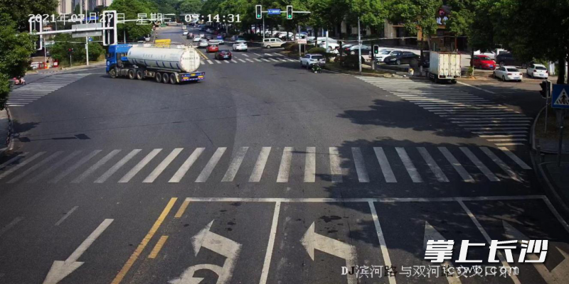 滨河路双河路口东进口绿灯空放现象