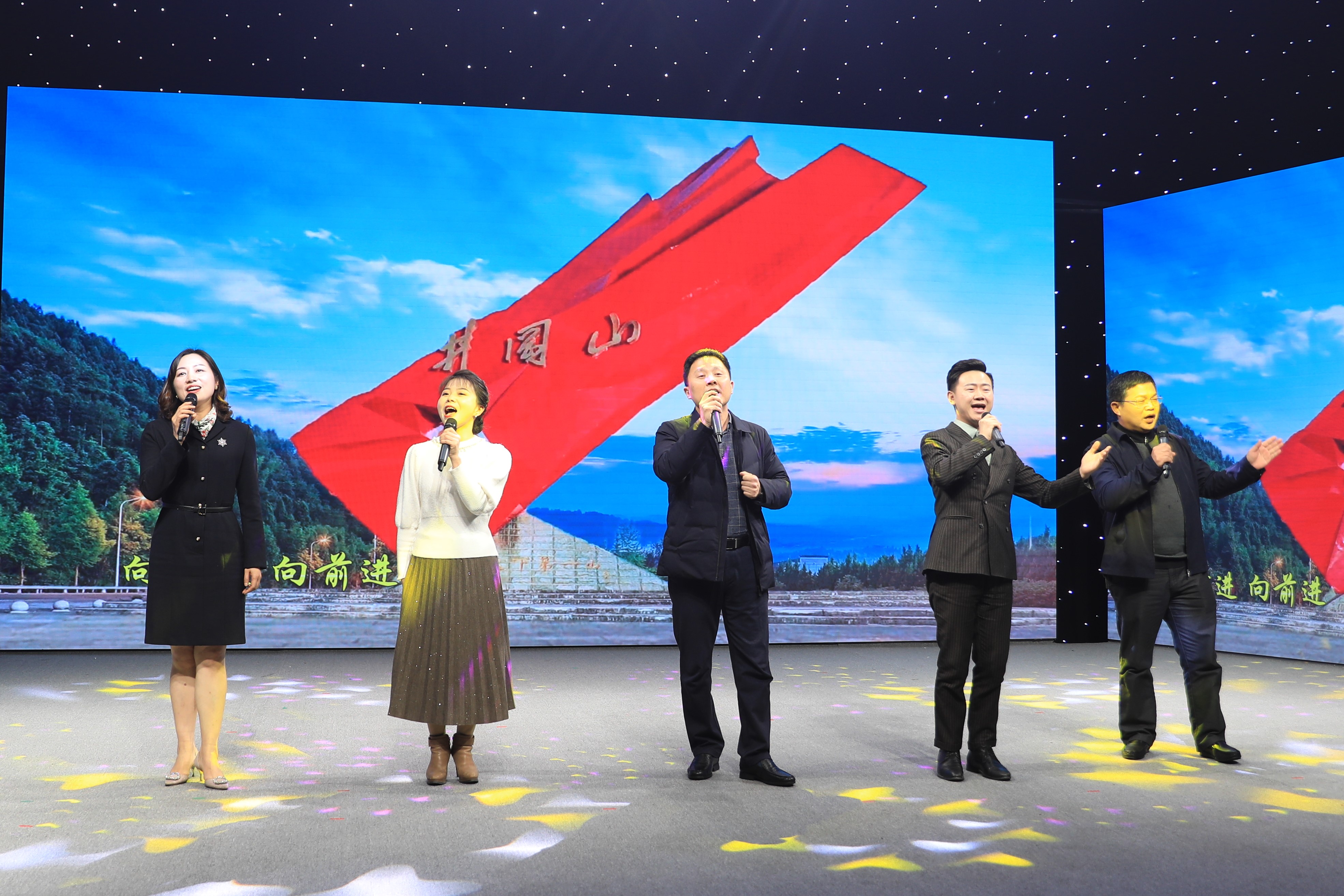 合唱红色歌曲，抒发了爱党爱国的真挚情感。长沙晚报全媒体记者 张禹 通讯员 李雨璇 摄影报道