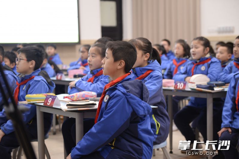 孩子们认真听课。