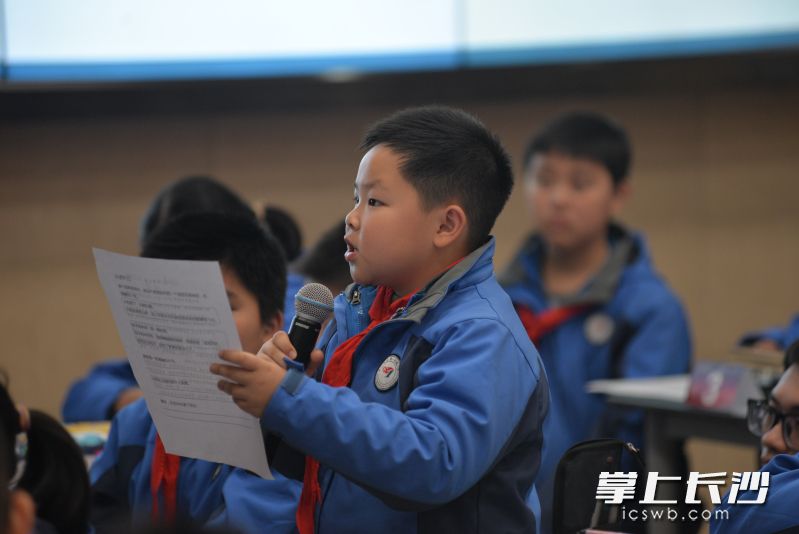 学生在课堂积极回答问题。